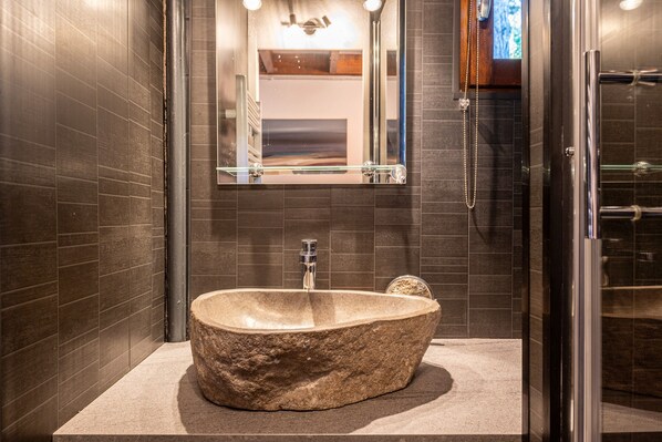 Douche, serviettes fournies