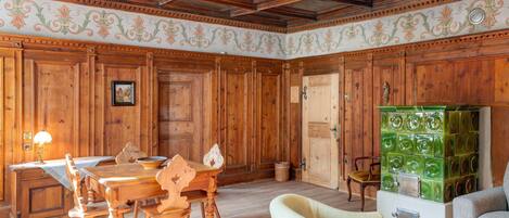 المنشأة من الداخل