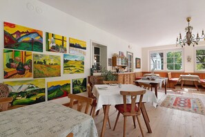 Dining - Room 'Hirschen Fürstenzimmer' with Mountain View, Shared Terrace and Wi-Fi (Sarentino)