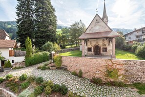 Exterior - Room 'Hirschen Rosi' with Mountain View, Shared Terrace and Wi-Fi (Sarentino)