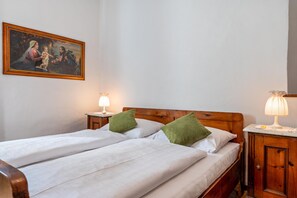 1 bedroom, free WiFi, bed sheets - Room 'Hirschen Rosi' with Mountain View, Shared Terrace and Wi-Fi (Sarentino)