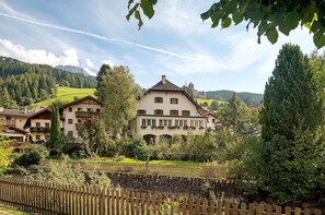 Exterior - Room 'Hirschen Rosi' with Mountain View, Shared Terrace and Wi-Fi (Sarentino)