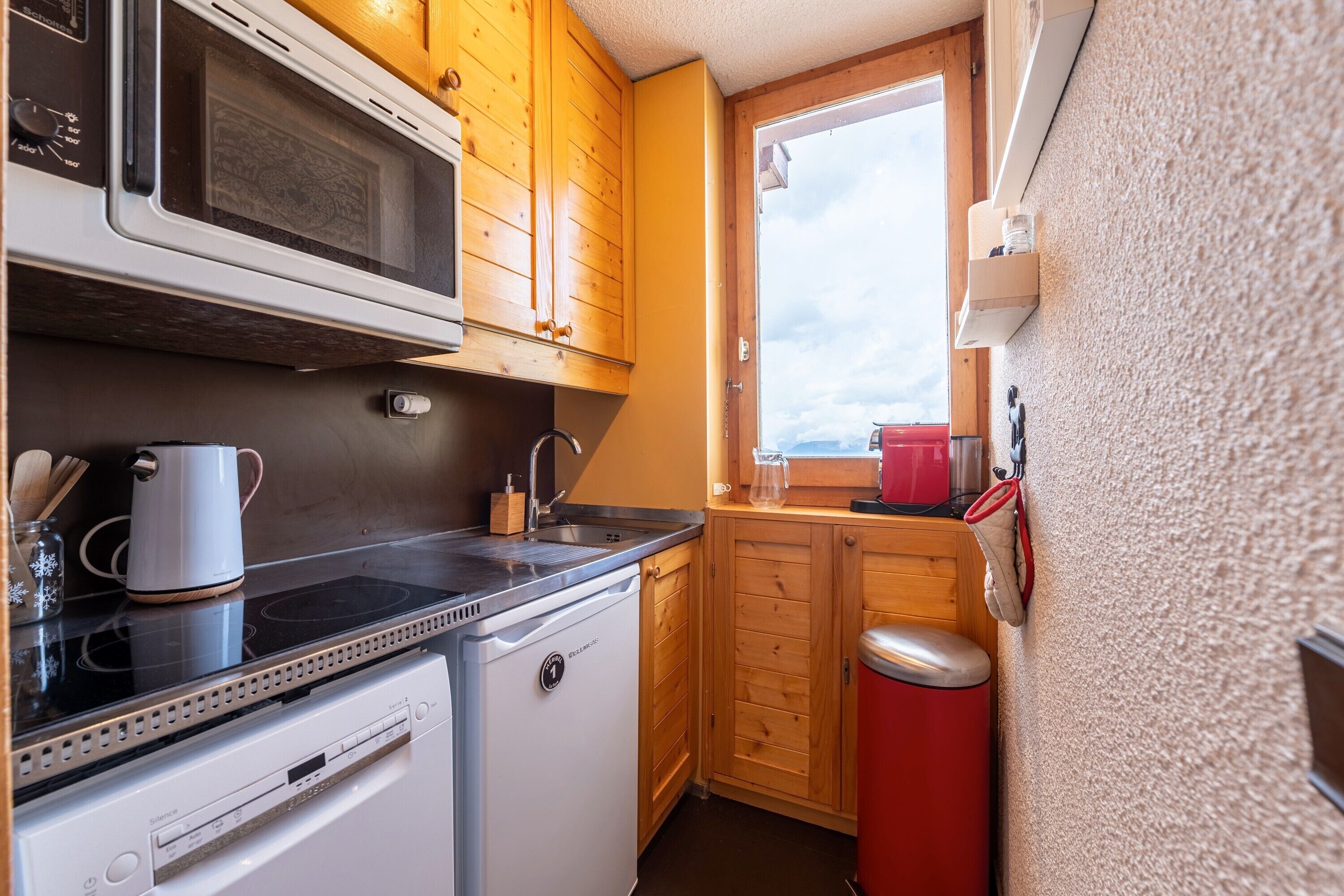 冷蔵庫、電子レンジ、オーブン、コンロ