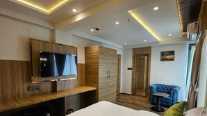Deluxe Suite | Desk, laptop workspace, WiFi (free) - Hotel Parinay Sutra (Chas)