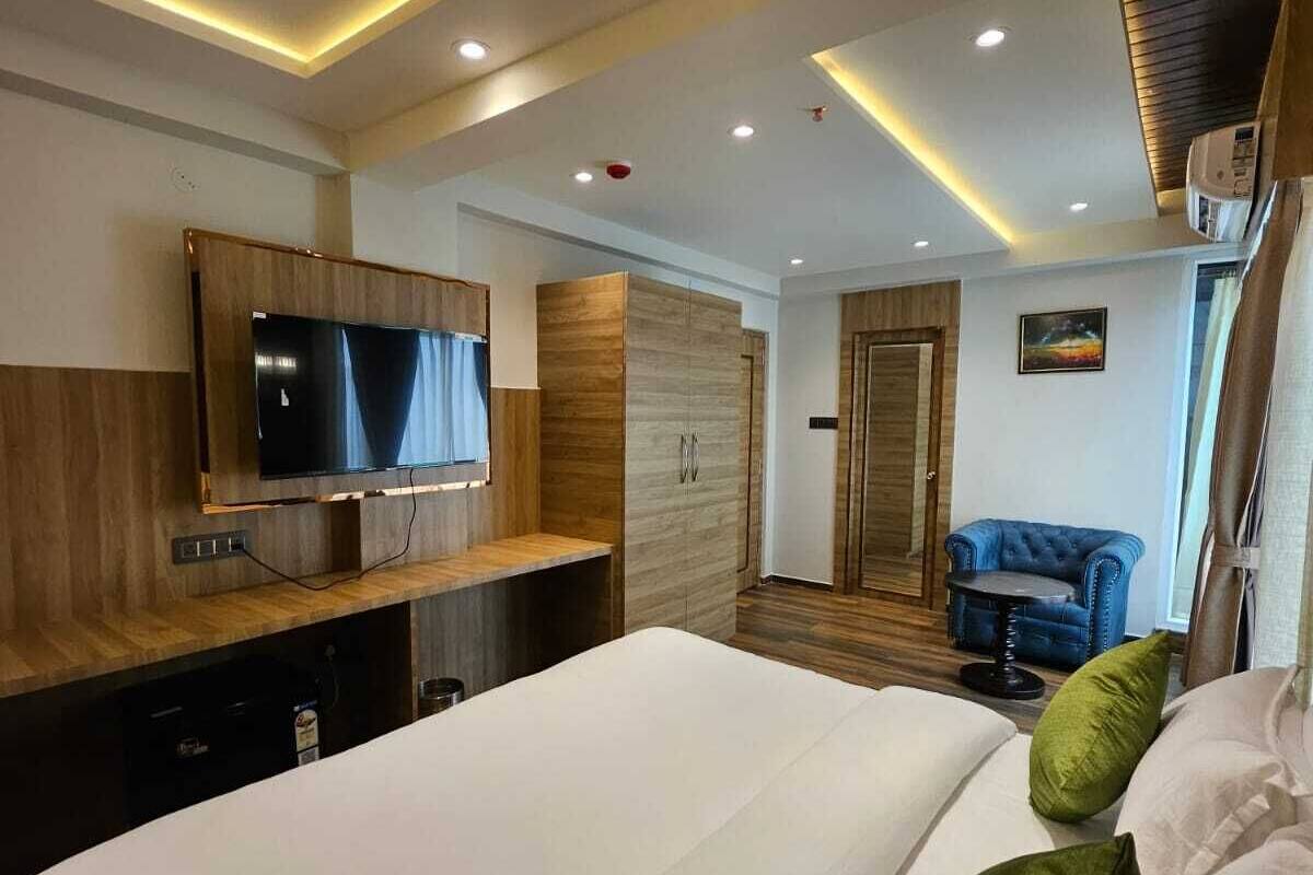 Deluxe Suite | Desk, laptop workspace, WiFi (free)
