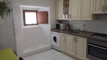 Een koelkast, een magnetron, een oven, een kookplaat