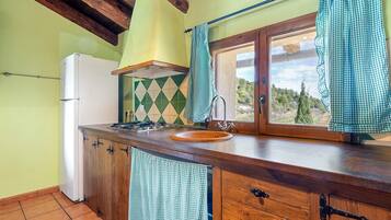 Frigorifero, microonde, piano cottura, macchina per tè/caffè