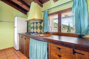 Køleskab, mikrobølgeovn, kogeplade, kaffe-/temaskine