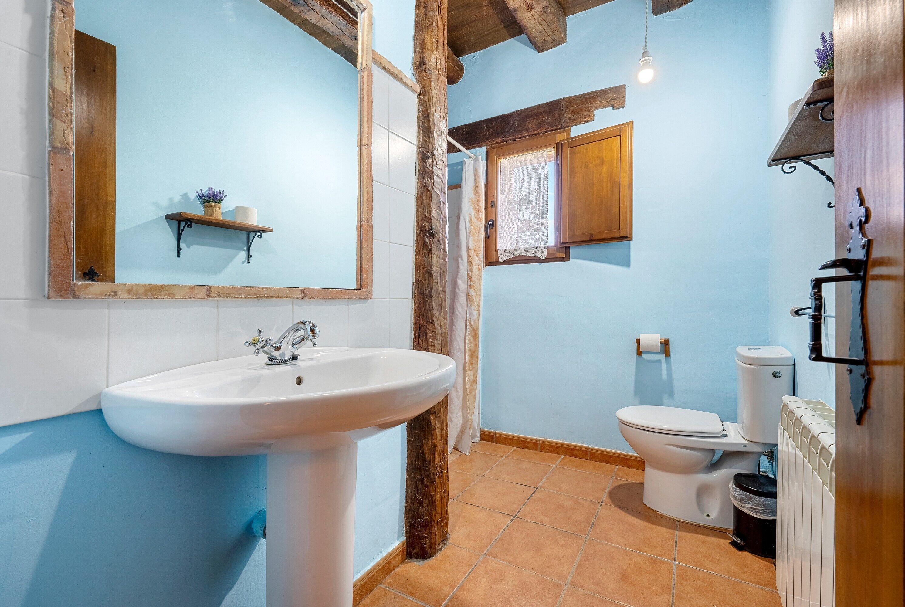 Ein Badezimmer mit Waschbecken, Toilette und Duschbereich.