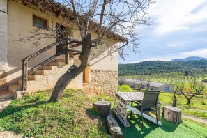 Outdoor dining - Country House 'La Sala' with Mountain View, Shared Pool and Wi-Fi (Peñarroya De Tastavins)