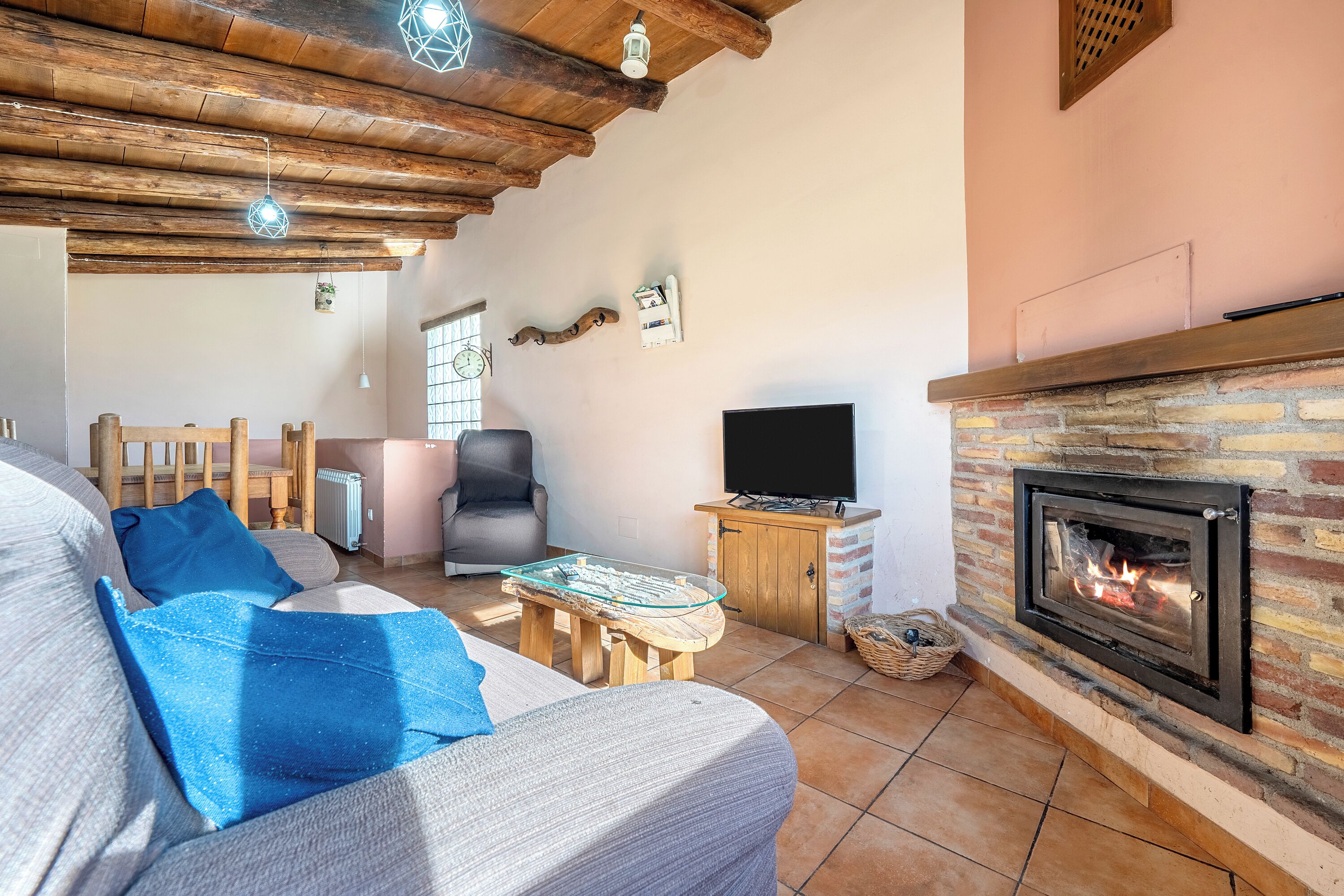 Televisión y chimenea 