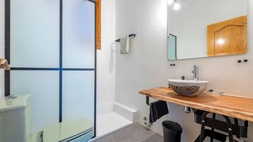 Een douche, handdoeken