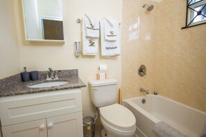 Een douche, een haardroger, handdoeken, zeep
