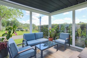 Terrace/patio - Ty Ar Dreuz House with Jacuzzi, Private Terrace, Garden and Wi-Fi (Plouégat-Moysan)