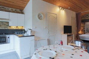 Mikrowelle, Herdplatte, Wasserkocher mit Kaffee-/Teezubehör, Hochstuhl