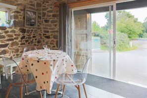 Dining - Ty Ar Dreuz House with Jacuzzi, Private Terrace, Garden and Wi-Fi (Plouégat-Moysan)