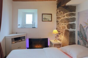 1 bedroom, free WiFi, bed sheets - Ty Ar Dreuz House with Jacuzzi, Private Terrace, Garden and Wi-Fi (Plouégat-Moysan)