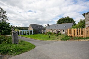 Exterior - Ty Ar Dreuz House with Jacuzzi, Private Terrace, Garden and Wi-Fi (Plouégat-Moysan)