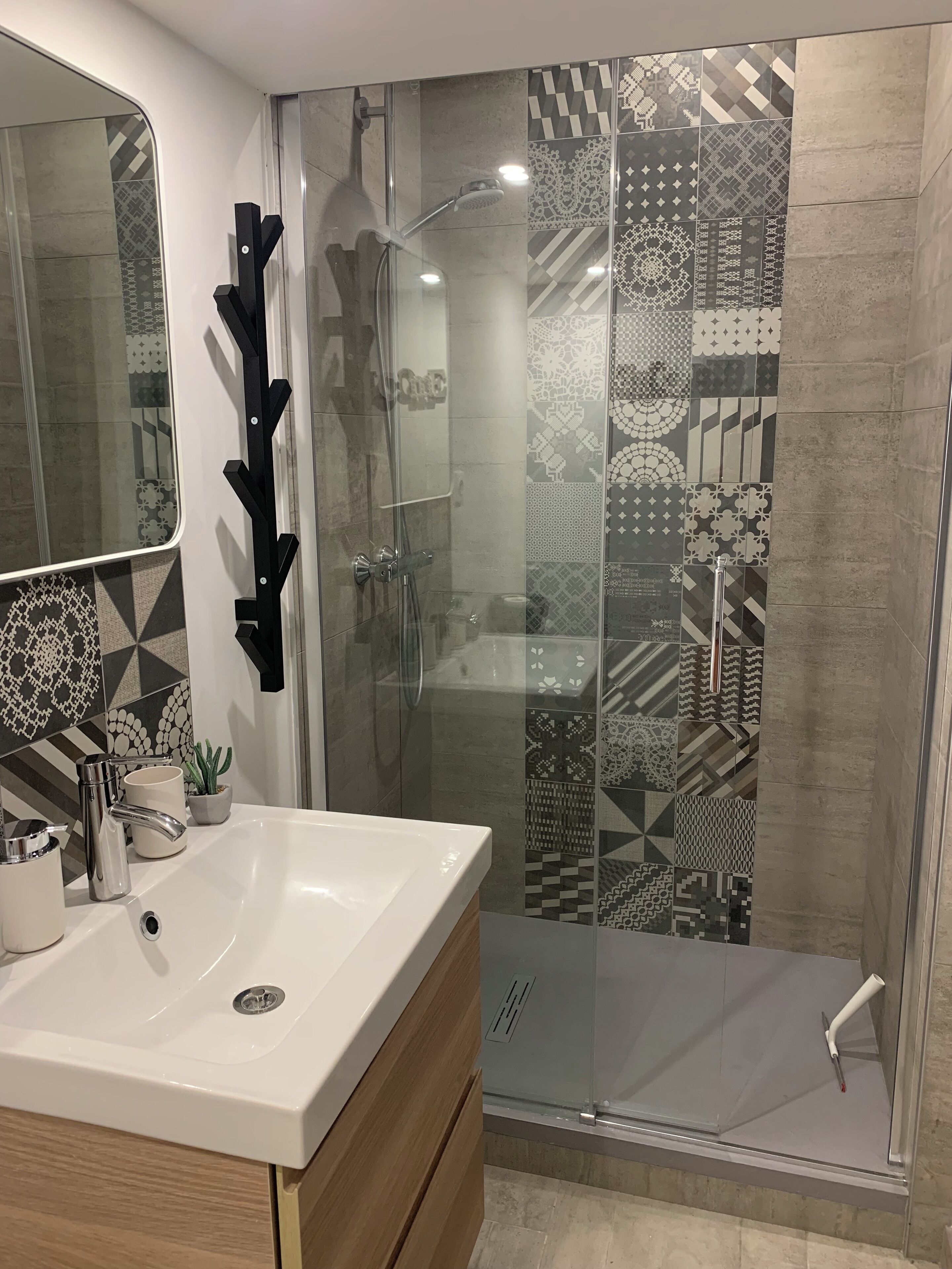 Sèche-cheveux, serviettes fournies, savon, papier toilette