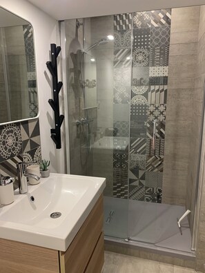 Secadora de cabello, toallas, jabón, papel de baño