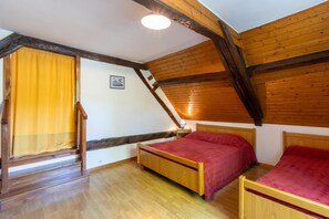 4 bedrooms, iron/ironing board, free WiFi - Country Cottage – Relaxing Getaway with Pool in Ginestet (Ginestet)