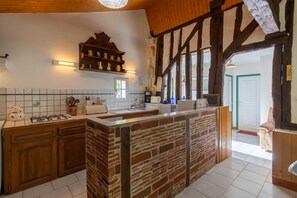 Fridge, microwave, oven, stovetop - Country Cottage – Relaxing Getaway with Pool in Ginestet (Ginestet)