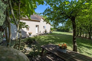 Terrace/patio - Country Cottage – Relaxing Getaway with Pool in Ginestet (Ginestet)