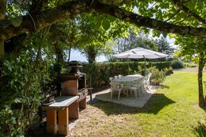 Outdoor dining - Country Cottage – Relaxing Getaway with Pool in Ginestet (Ginestet)