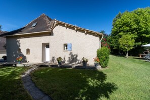 Exterior - Country Cottage – Relaxing Getaway with Pool in Ginestet (Ginestet)