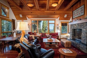 Een televisie, een open haard en tafelvoetbal