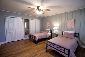3 chambres, fer et planche à repasser, Wi-Fi, draps fournis