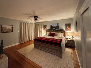 3 bedrooms, desk, iron/ironing board, Internet - Spacious 3BR Furnished Home Near UT & Hospitals - No Cleaning Fee (Knoxville)