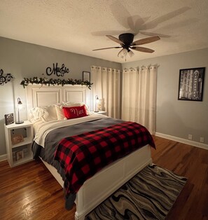 3 bedrooms, desk, iron/ironing board, bed sheets - Spacious 3BR Furnished Home Near UT & Hospitals - No Cleaning Fee (Knoxville)