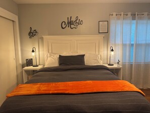 3 habitaciones, escritorio y tabla de planchar con plancha 