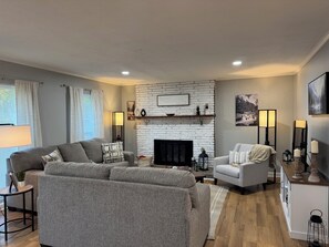 Smart TV - Spacious 3BR Furnished Home Near UT & Hospitals - No Cleaning Fee (Knoxville)