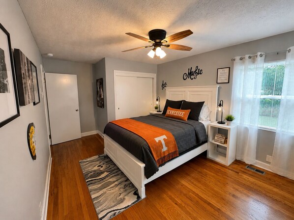 3 bedrooms, desk, iron/ironing board, free WiFi