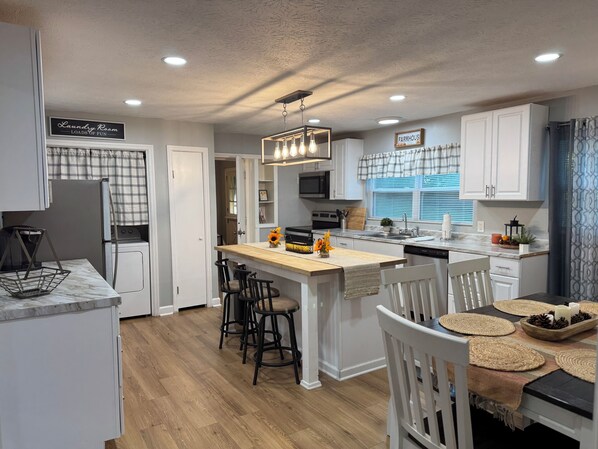 Dining - Spacious 3BR Furnished Home Near UT & Hospitals - No Cleaning Fee (Knoxville)