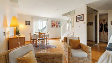 Télévision, lecteur de DVD, chaîne hi-fi