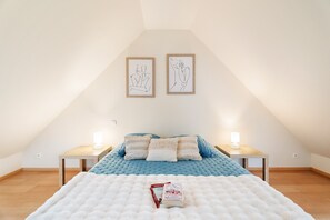 2 bedrooms, iron/ironing board, free WiFi, bed sheets - Apartment 'L'Escale Du Bord De Rance' with River View, Private Terrace, and Wi-Fi (La Richardais)