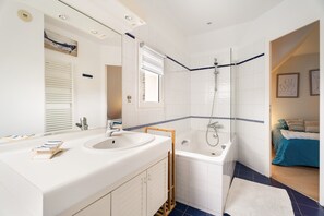 Shower, hair dryer, towels