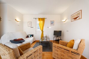 TV, DVD player, stereo - Apartment 'L'Escale Du Bord De Rance' with River View, Private Terrace, and Wi-Fi (La Richardais)