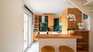 Refrigerador, microondas, horno, placa de cocina