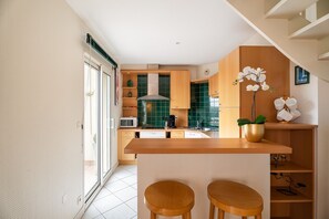 Fridge, microwave, oven, stovetop - Apartment 'L'Escale Du Bord De Rance' with River View, Private Terrace, and Wi-Fi (La Richardais)