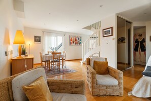 TV, DVD player, stereo - Apartment 'L'Escale Du Bord De Rance' with River View, Private Terrace, and Wi-Fi (La Richardais)