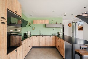 ثلاجة، ميكروويف، فرن، موقد طهي مسطح