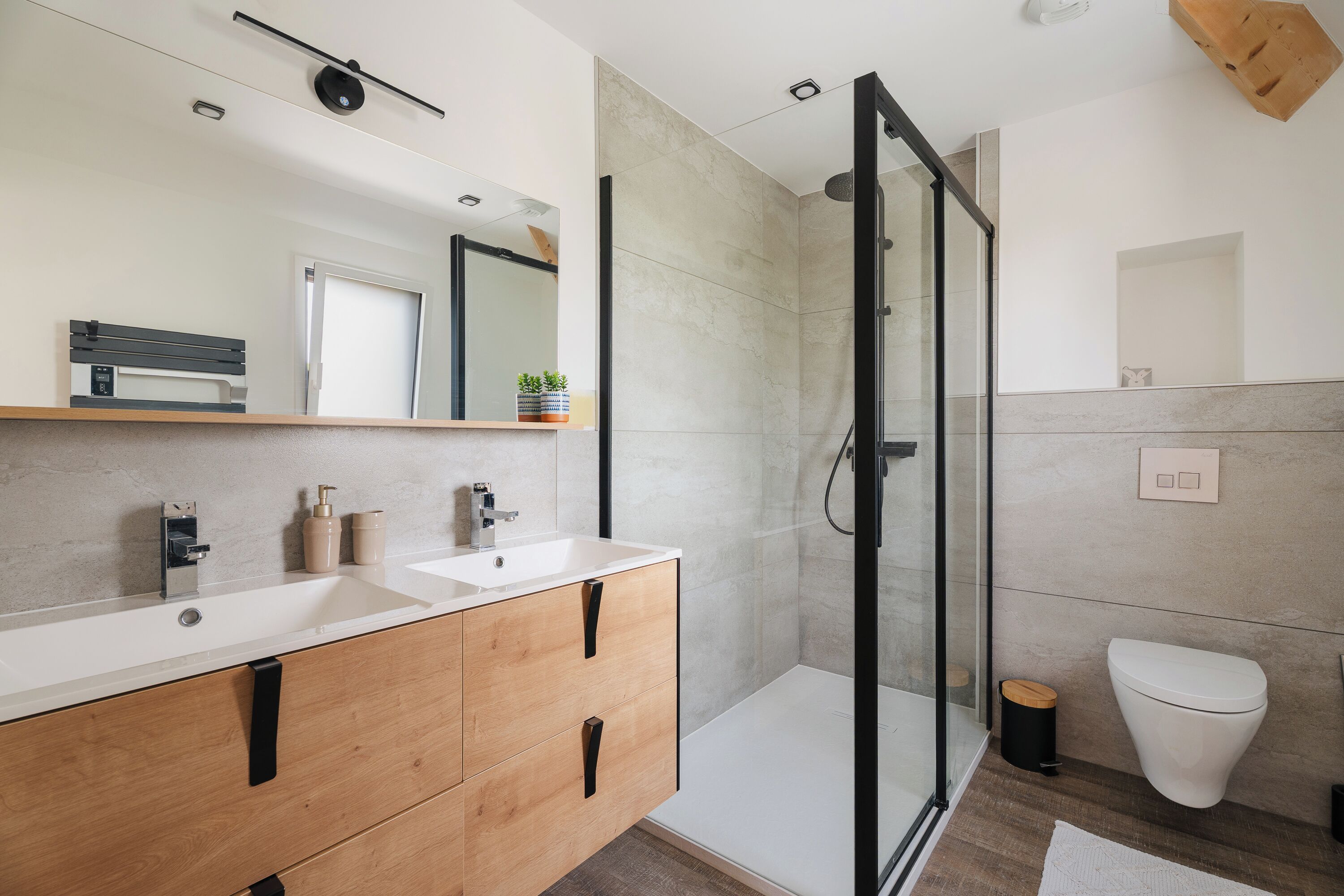 Douche, sèche-cheveux, serviettes fournies