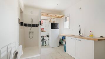 Douche, sĂšche-cheveux, serviettes fournies