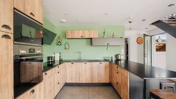 Réfrigérateur, micro-ondes, four, plaque de cuisson