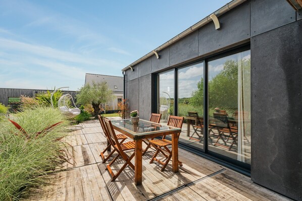 تناول الطعام بالخارج