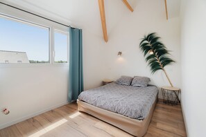 2 bedrooms, iron/ironing board, free WiFi, bed sheets